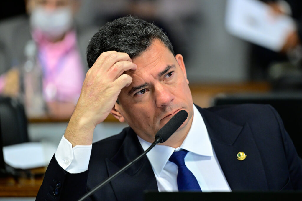 “Mais um vexame”, diz Moro sobre Brasil deixar aliança em memória do Holocausto