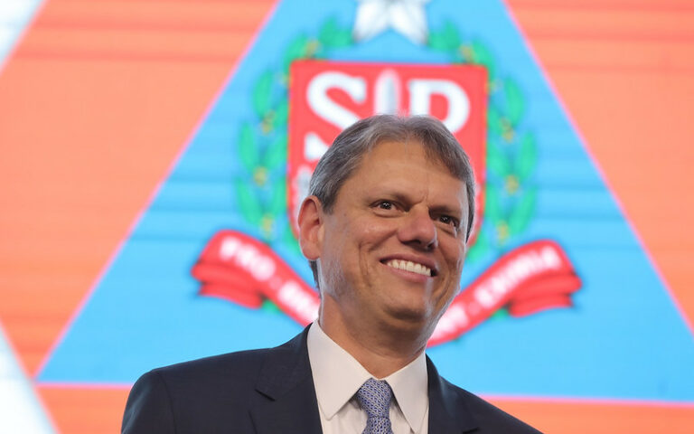 Aliados puxam "Tarcísio presidente" em entrega de casas