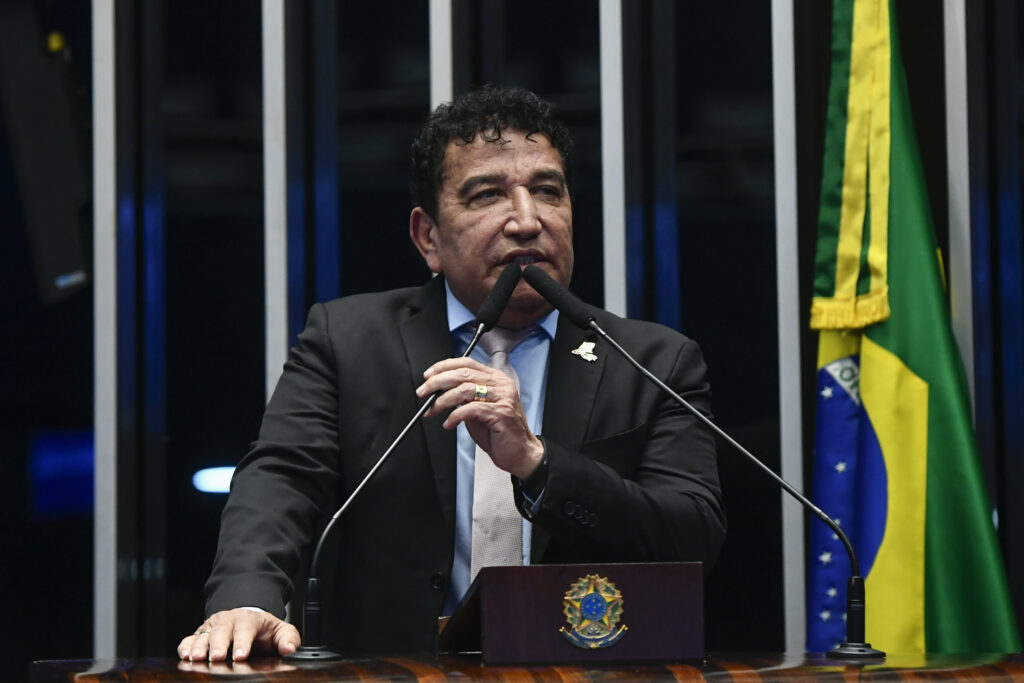 Senador aciona PGR e TSE contra escola de samba por desfile em homenagem a Lula