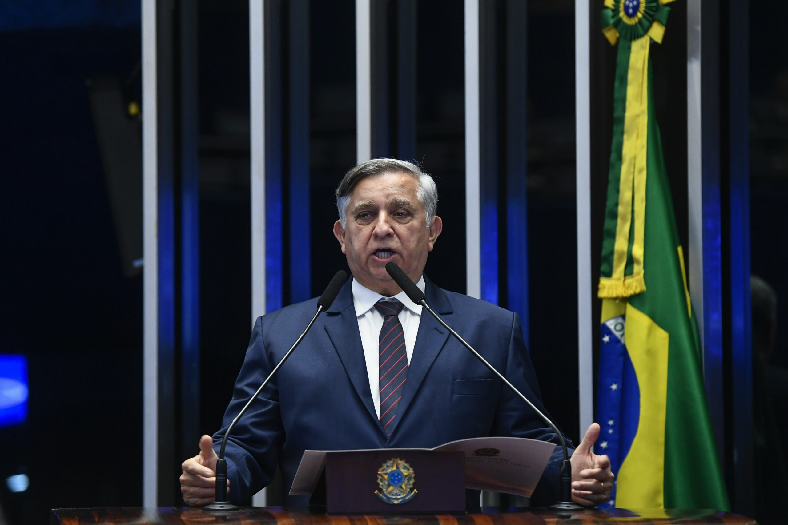 “Viola preceitos constitucionais”, diz Izalci sobre prisão de Bolsonaro