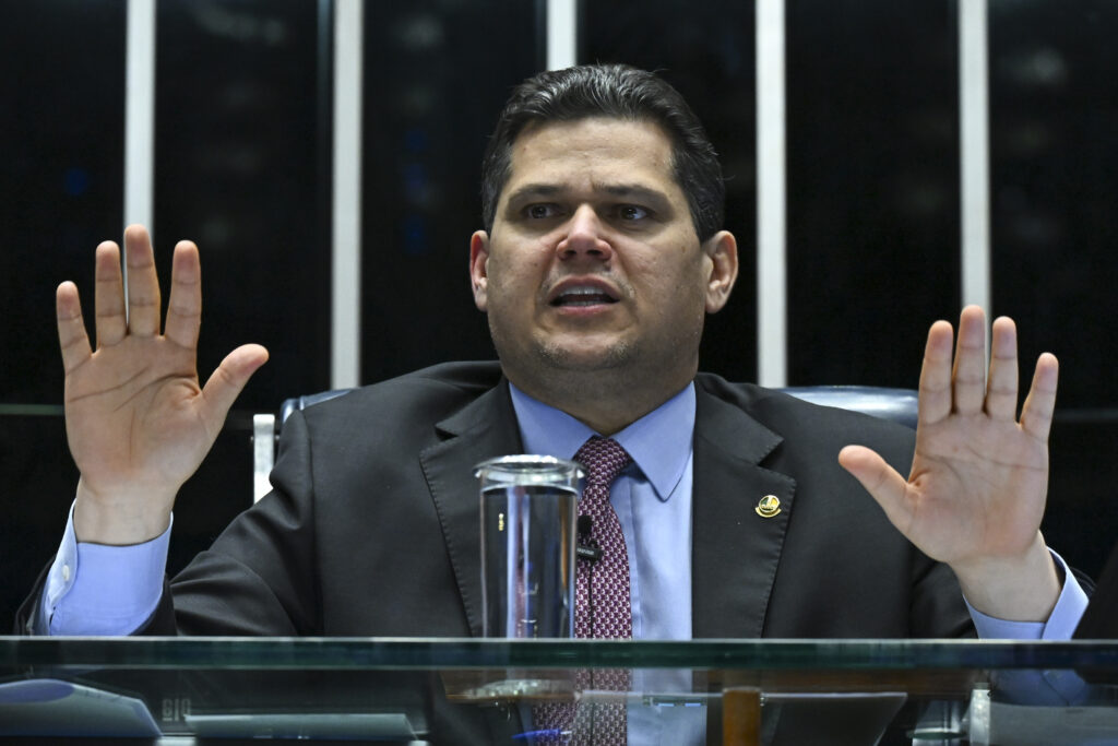 Alcolumbre marca sessão remota após obstrução: “Não aceitarei intimidações”
