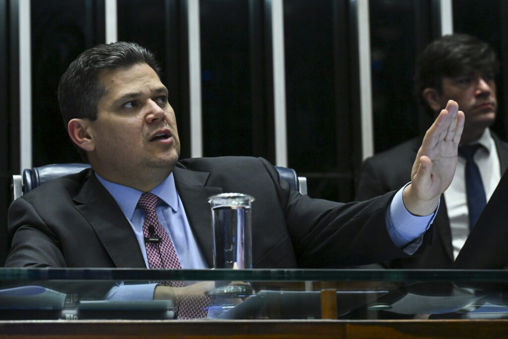 Alcolumbre determina arquivamento da PEC da Blindagem