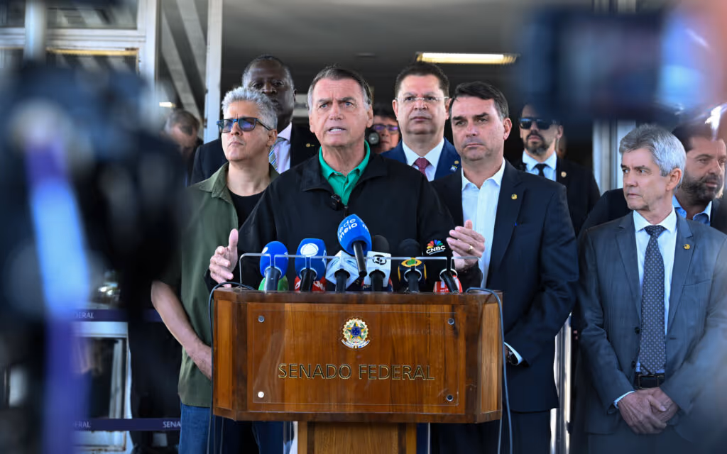 “Mais útil lá fora”, diz Bolsonaro sobre Eduardo