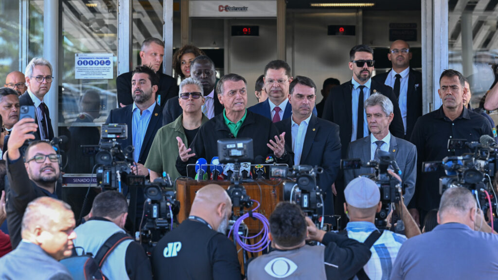 Bolsonaro cobra passaporte para negociar com Trump