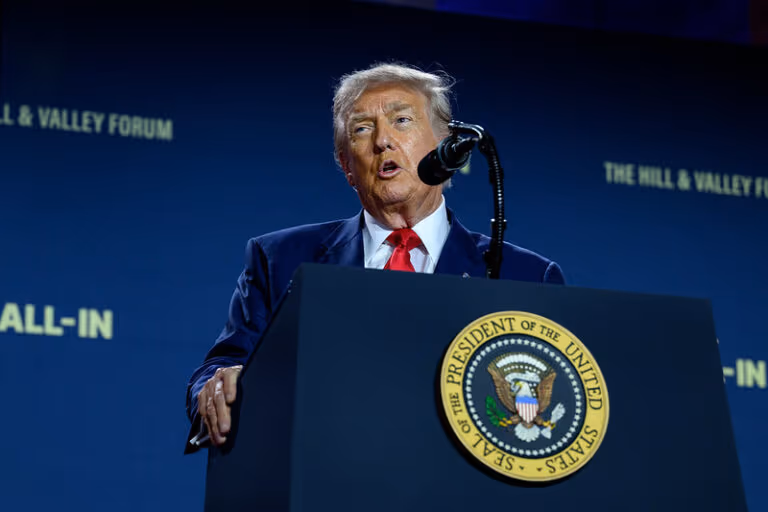 Trump assina tarifaço de 50% sobre produtos brasileiros