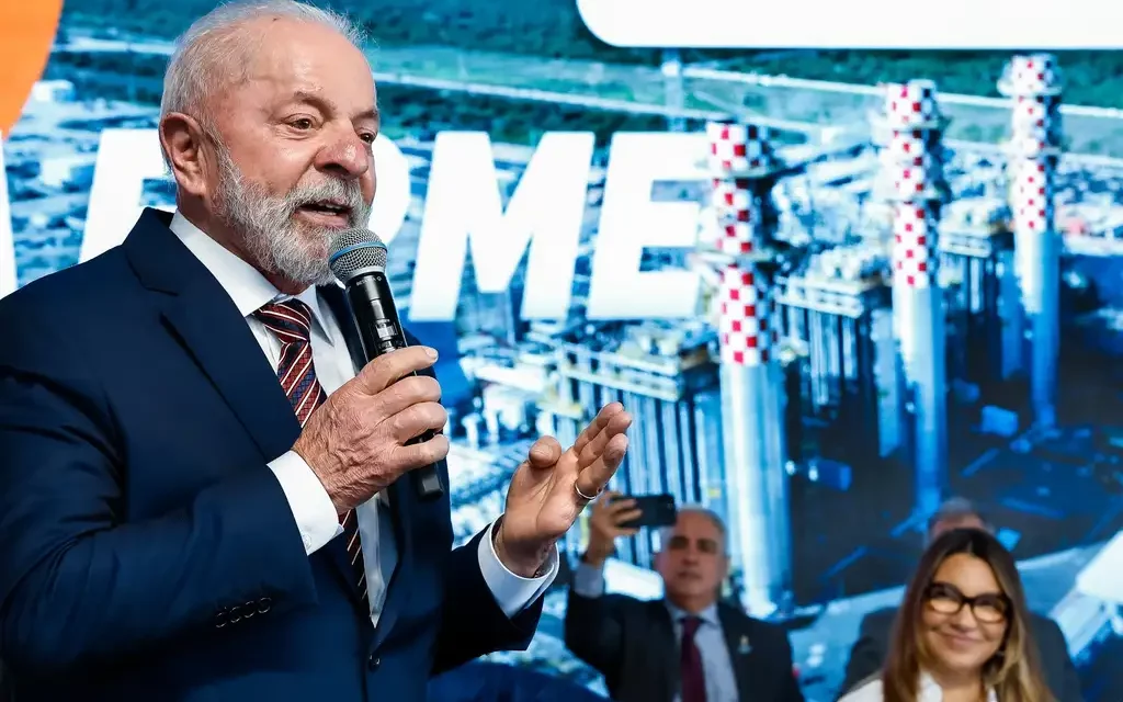 “Pouco dinheiro na mão de muitos significa riqueza”, diz Lula