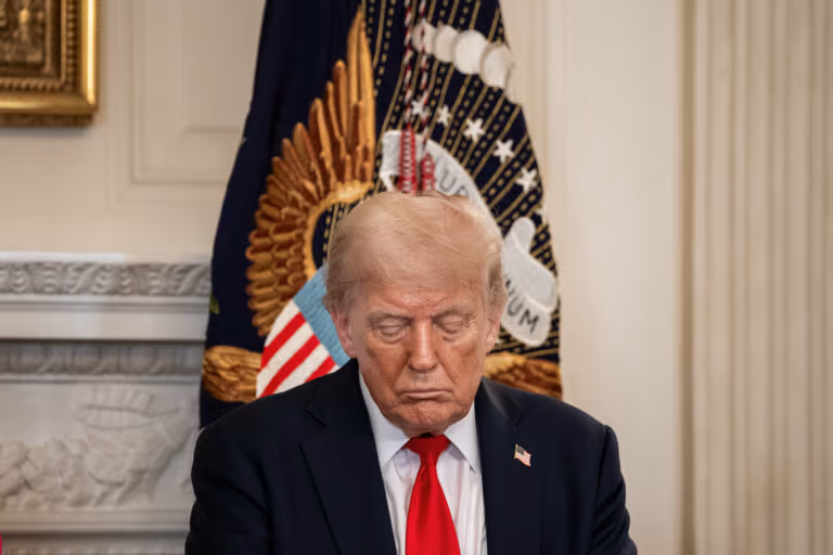 Trump quer US$ 10 bilhões por reportagem com suposta carta a Epstein