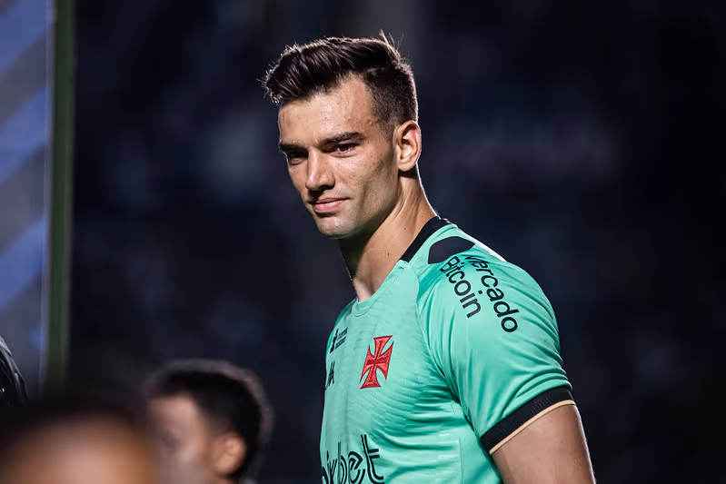 A inusitada expulsão do goleiro do Vasco. Agora árbitro virou médico?