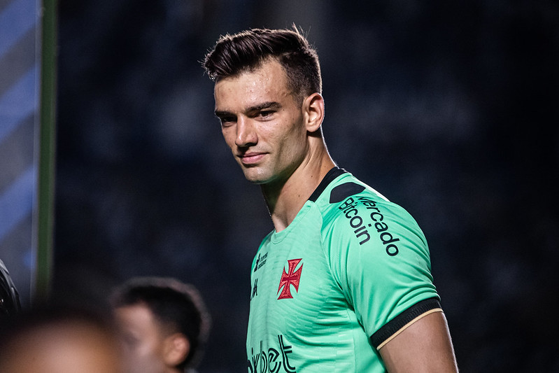 A inusitada expulsão do goleiro do Vasco. Agora árbitro virou médico?