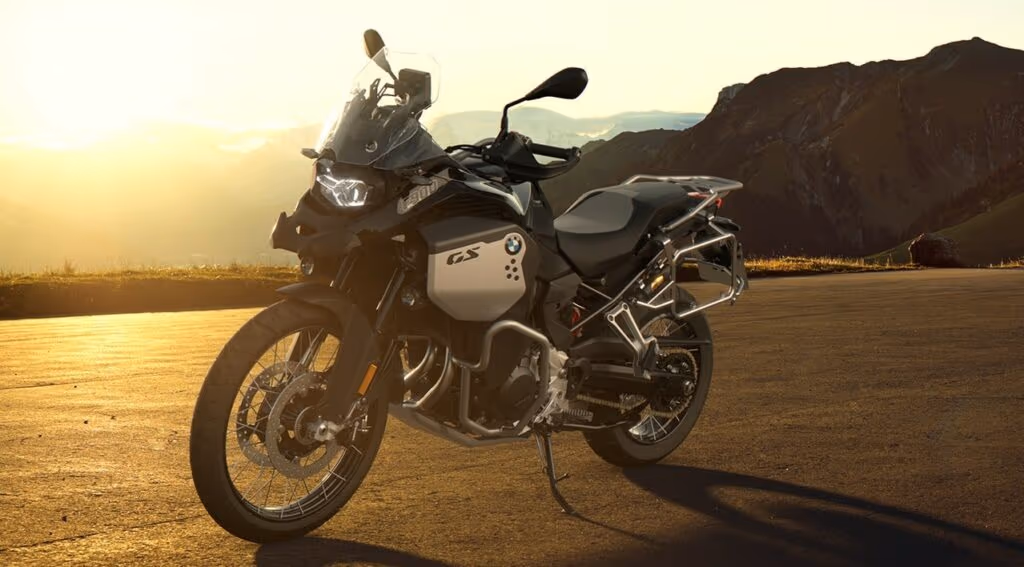 BMW F 900 R 2026 chega com motor forte e consumo eficiente