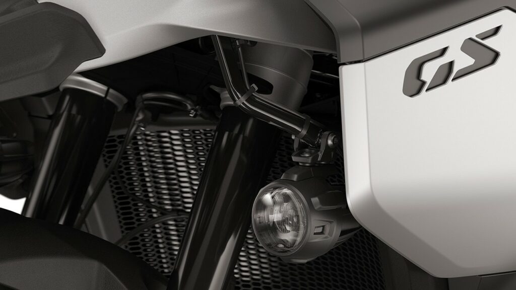 BMW F 900 R 2026 chega com motor forte e consumo eficiente