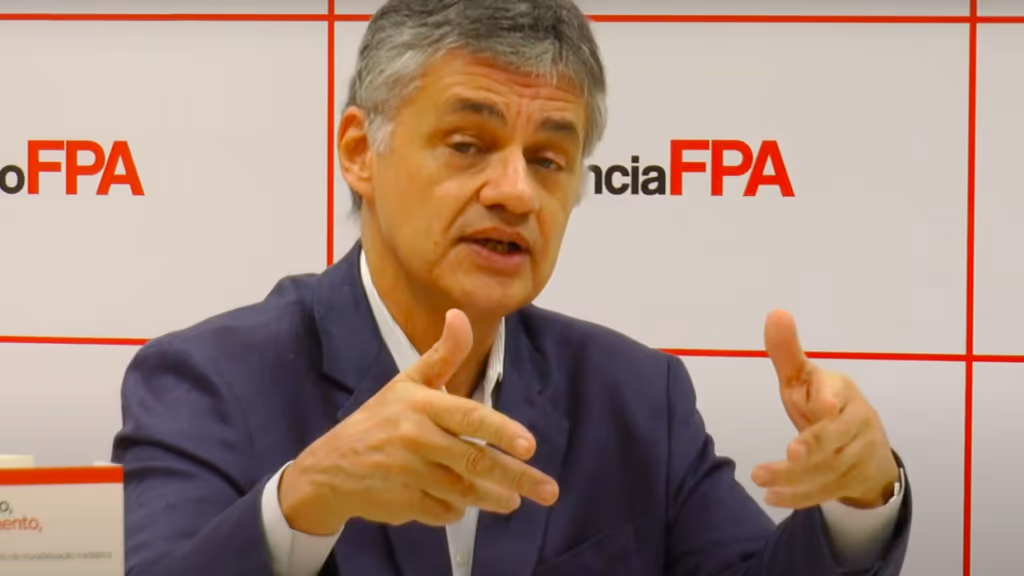 Professor que sugeriu “guilhotina” contra Justus defende censura contra “barbárie”