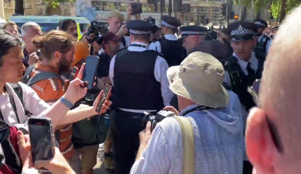 Manifestantes são presos em Londres por apoiar grupo pró-Palestina banido