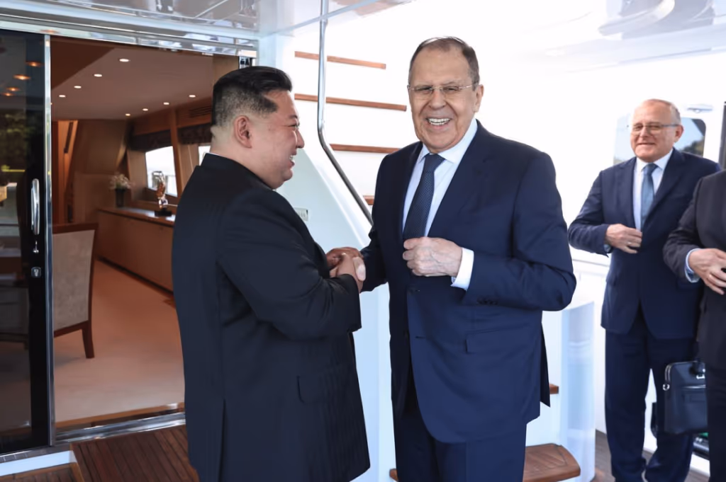 Kim Jong-un promete apoio “incondicional” à Rússia