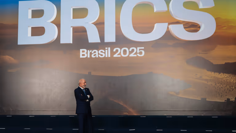 Crusoé: Brasileiros aprovam a política externa de Lula?