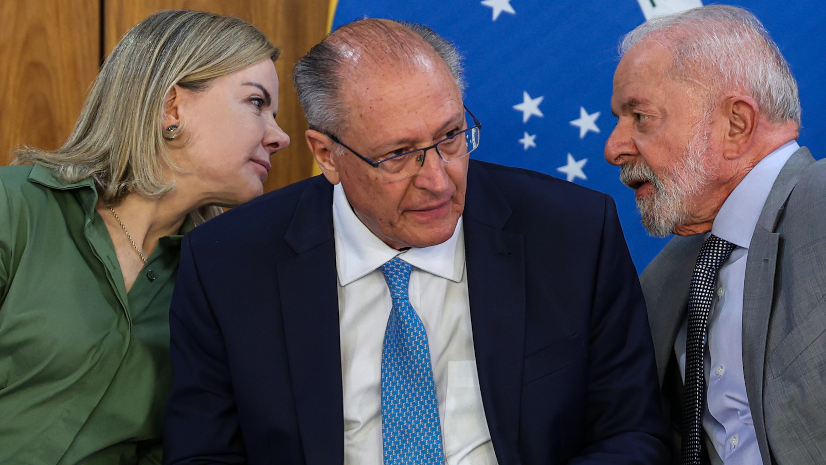 “Derrota dos traidores Jair e Eduardo”, diz Gleisi sobre tarifas