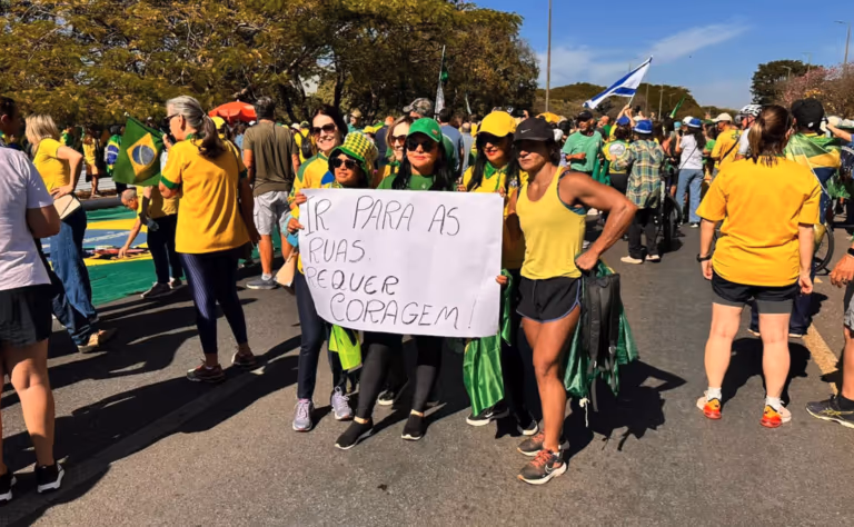 Apoiadores de Bolsonaro fazem ato em Brasília após operação da PF