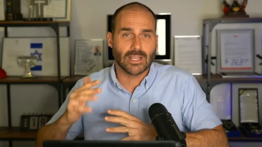 Moraes notifica Hugo Motta sobre denúncia da PGR contra Eduardo Bolsonaro