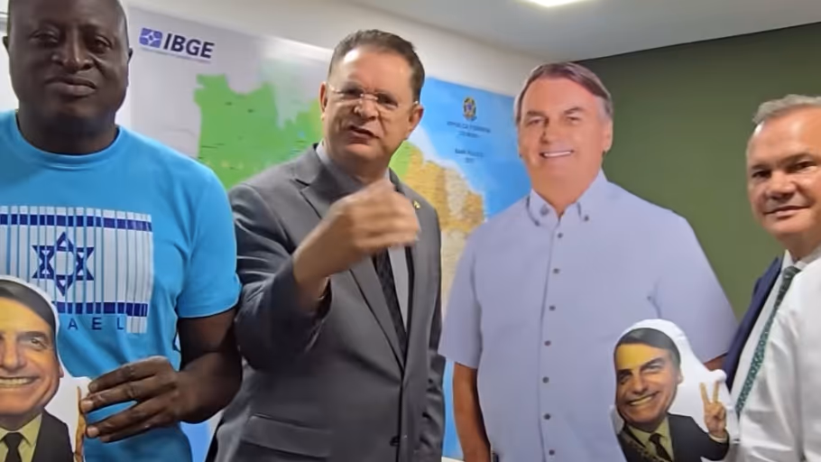 Crusoé: Bolsonaro de papelão