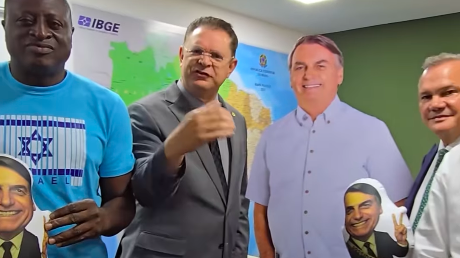 Sóstenes Cavalcante com Jair Bolsonaro de papelão