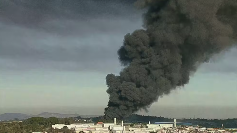Incêndio de grandes proporções atinge indústria em Guarulhos