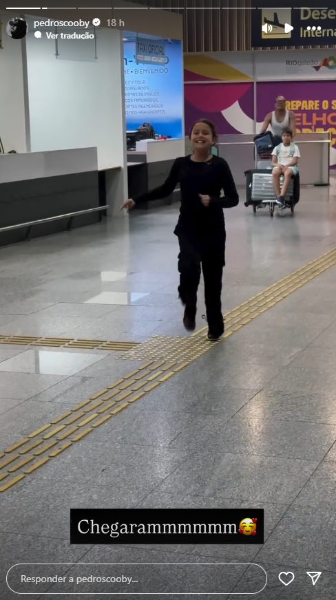 Pedro Scooby reencontra filhos no Brasil