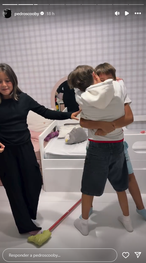 Pedro Scooby reencontra filhos no Brasil