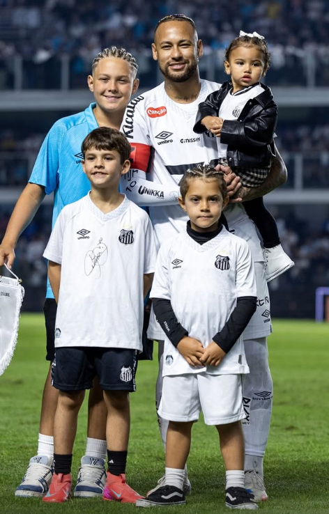 Neymar Jr concilia futebol e paternidade