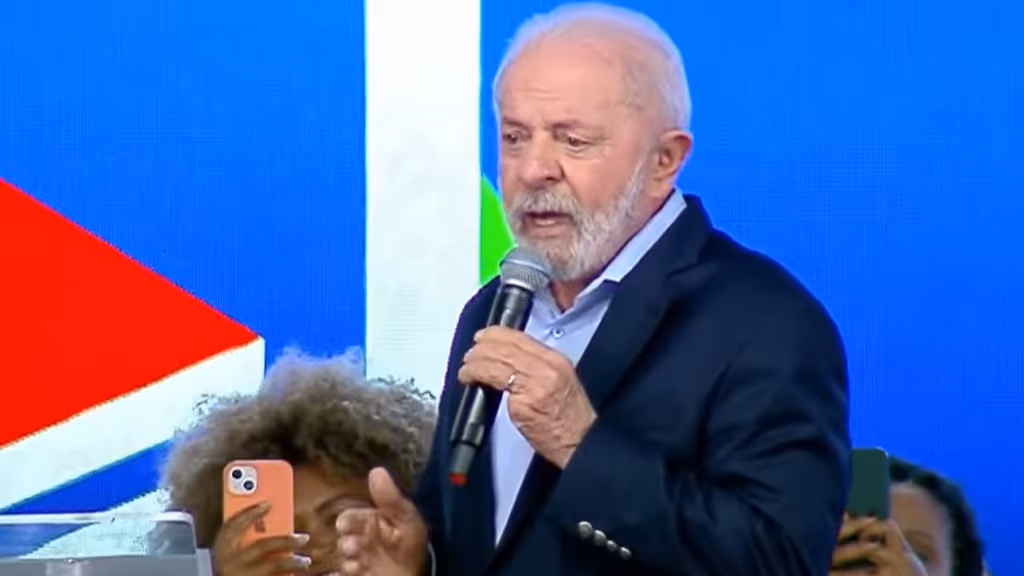 Lula pede atitude da Câmara sobre Eduardo Bolsonaro: “Troca o Brasil pelo pai”