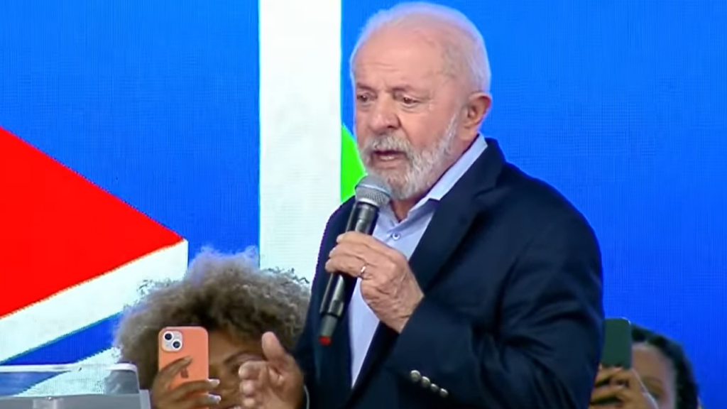 Lula pede atitude da Câmara sobre Eduardo Bolsonaro: “Troca o Brasil pelo pai”
