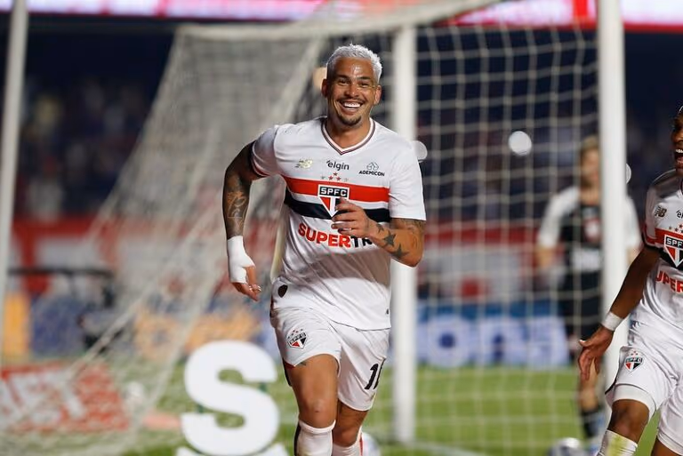 Corinthians perde para o São Paulo que se afasta da zona de rebaixamento