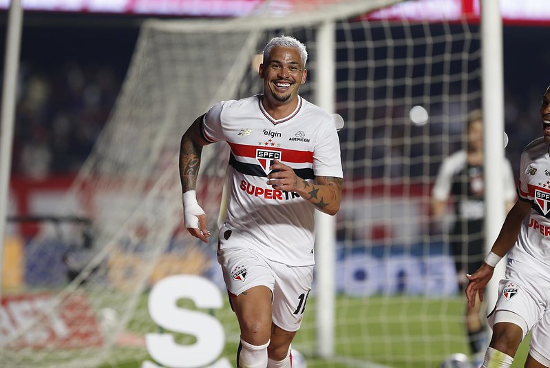 Corinthians perde para o São Paulo que se afasta da zona de rebaixamento