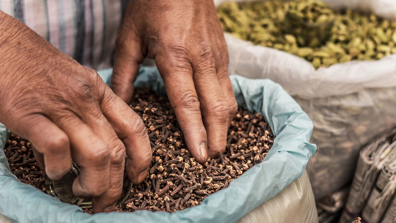 O tempero que melhora digestão, ajuda no controle da glicemia e ainda combina com doces e chás simples