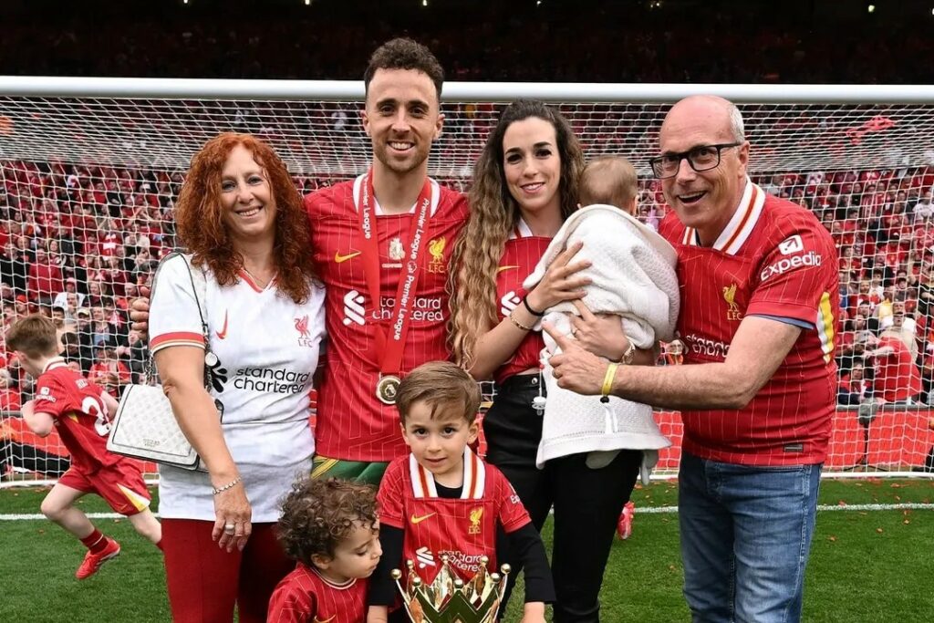 Maior rival do Liverpool presta homenagens ao atacante Diogo Jota