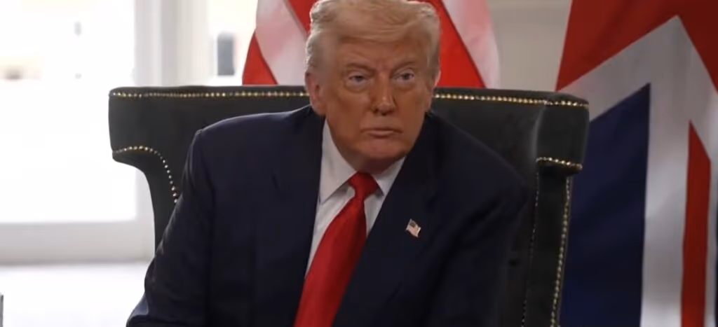 Votos, juízes, caneta: Trump repete, nos EUA, modelo de autocracias conhecidas