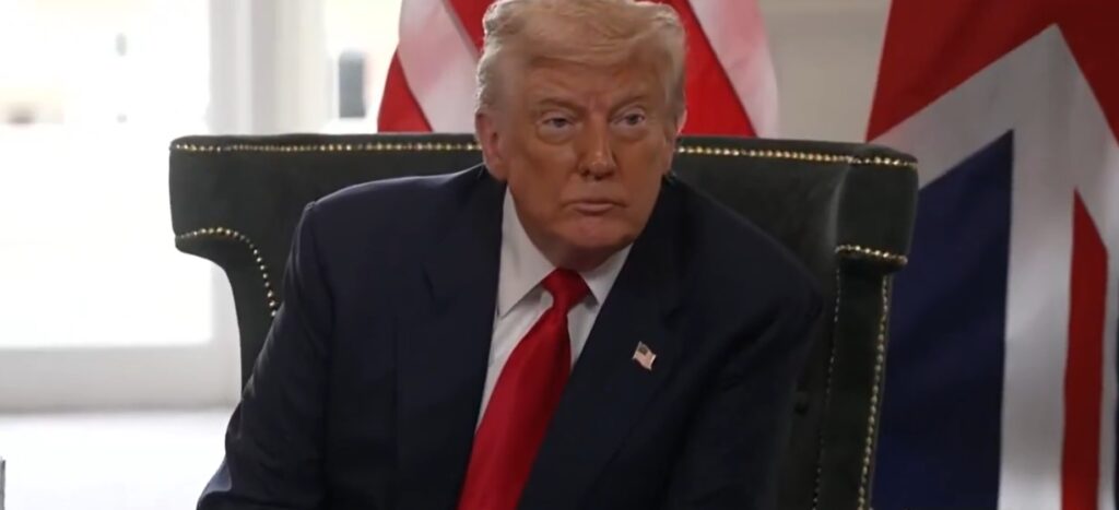 Votos, juízes, caneta: Trump repete, nos EUA, modelo de autocracias conhecidas