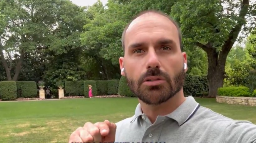 Eduardo Bolsonaro desconfia da separação de Gilmar Mendes