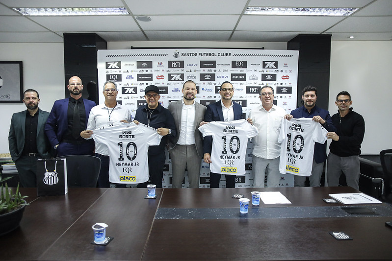 Empresa de bebidas de Neymar é a nova patrocinadora do Santos