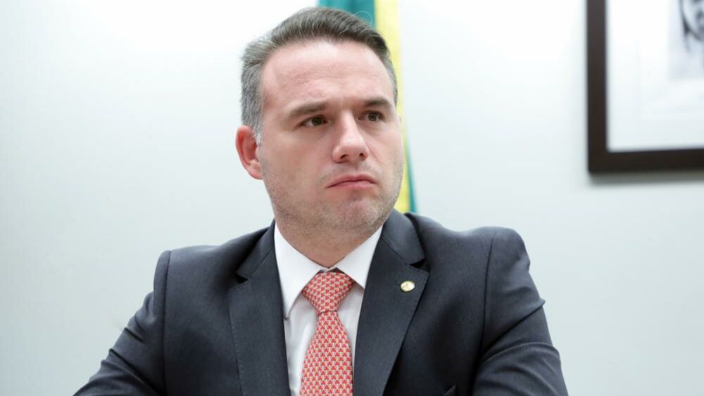 Deputado quer até 30 anos de prisão por adulteração de bebida com metanol