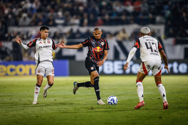 Flamengo vira sobre RB Bragantino, encosta no Cruzeiro e quebra tabu