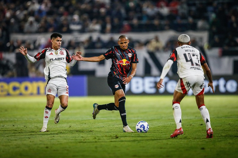 Flamengo vira sobre RB Bragantino, encosta no Cruzeiro e quebra tabu