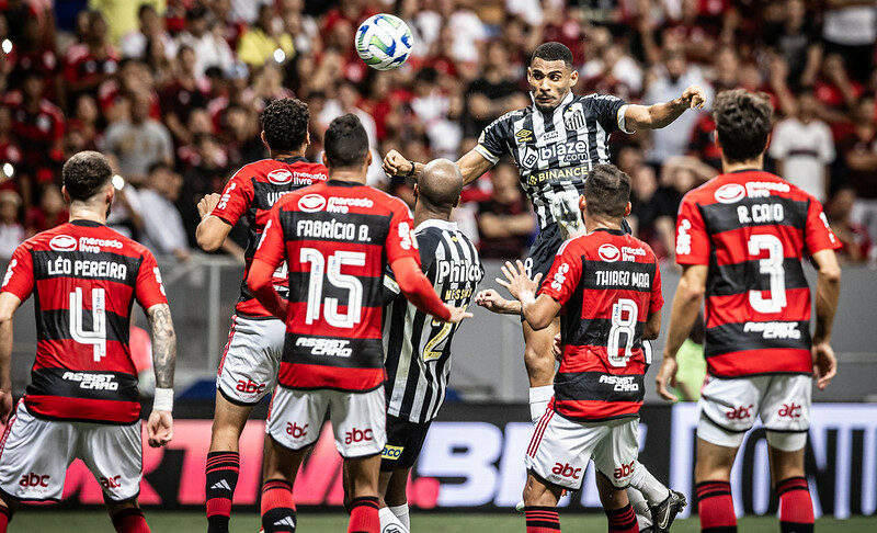 Flamengo enfrenta o Santos de olho na liderança do Brasileirão