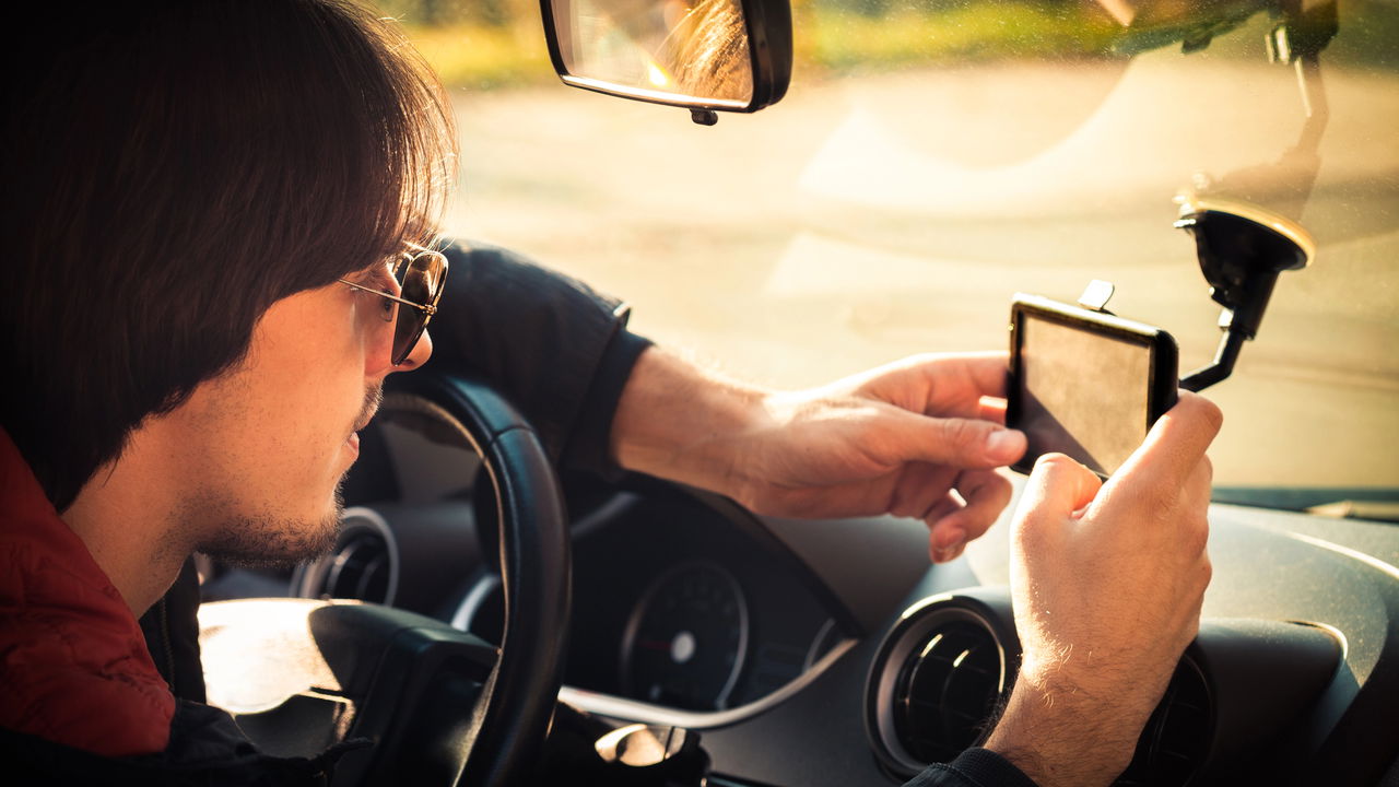 O que a lei realmente diz sobre usar GPS no celular ao dirigir