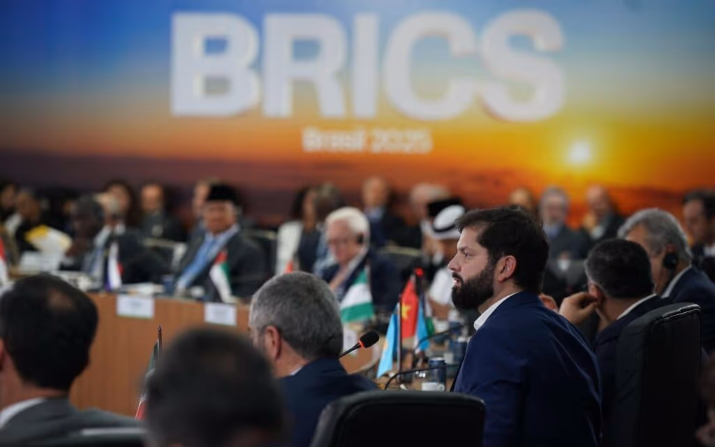 Crusoé: O porém de Boric sobre a cúpula do Brics de Lula