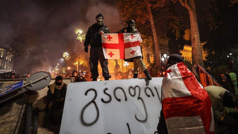 Geórgia se afasta da democracia em aceno a Putin