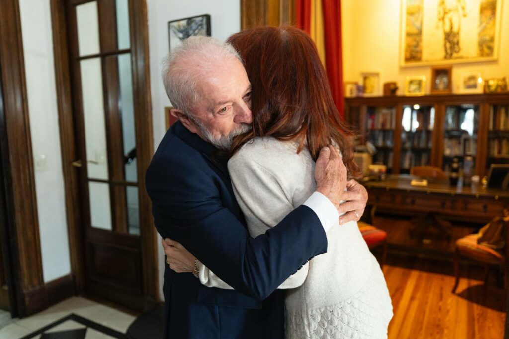 Lula visita Cristina Kirchner em prisão domiciliar após dar asilo a outra condenada