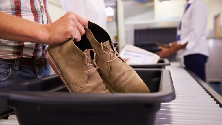 EUA suspendem exigência de tirar sapatos em inspeção de segurança em aeroportos