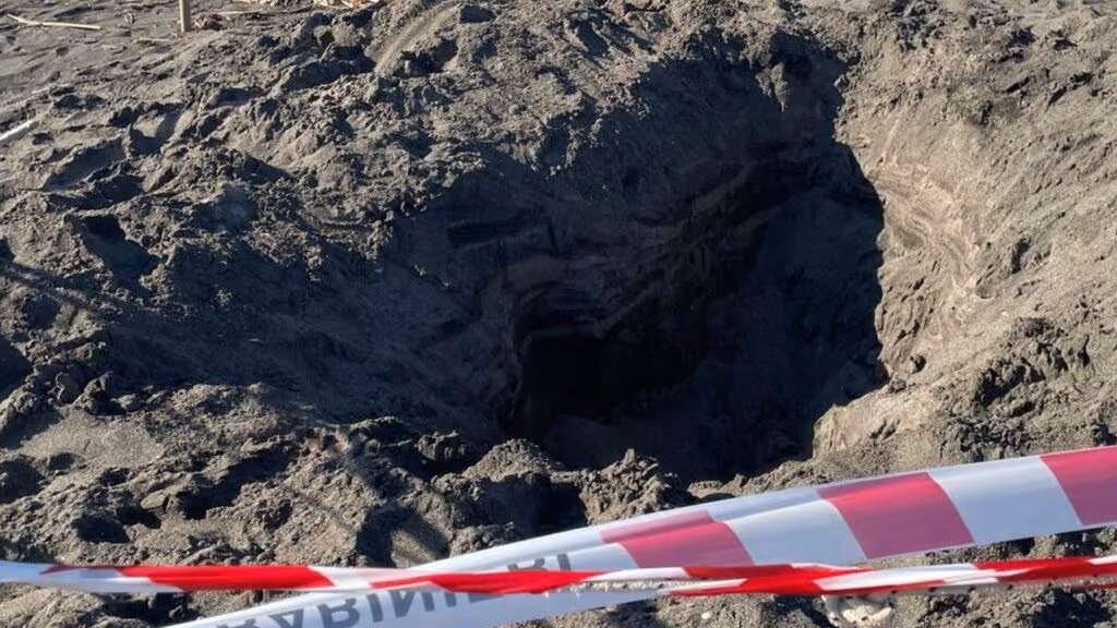 Jovem é soterrado por areia após cavar buraco na praia