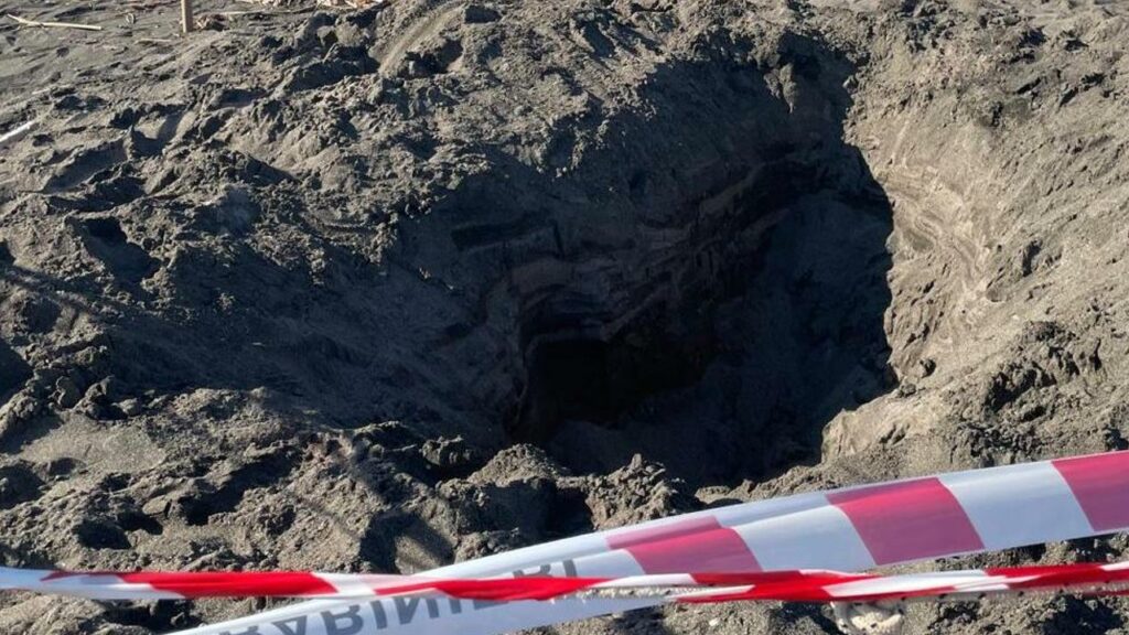 Jovem é soterrado por areia após cavar buraco na praia