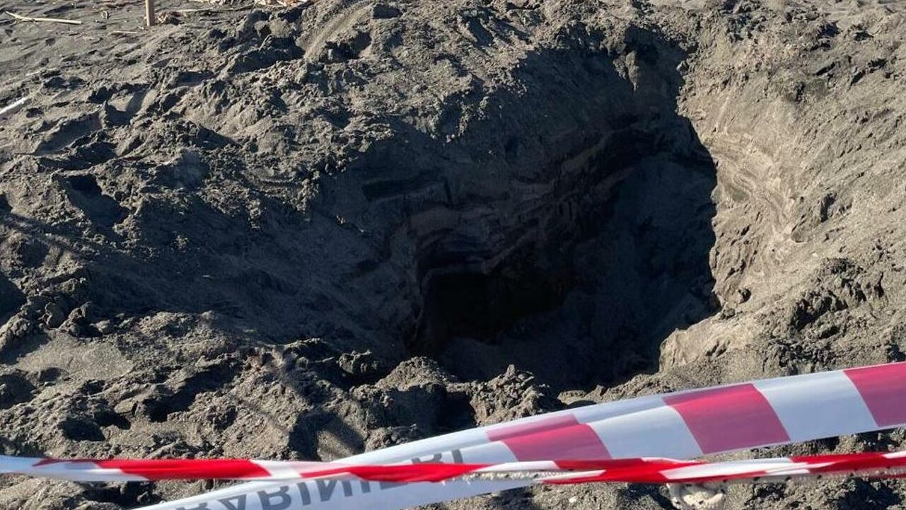 Jovem é soterrado por areia após cavar buraco na praia